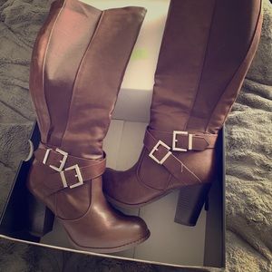 TORRID DOUBLE BUCKLE KNEE-HIGH BOOT SIZE 8W